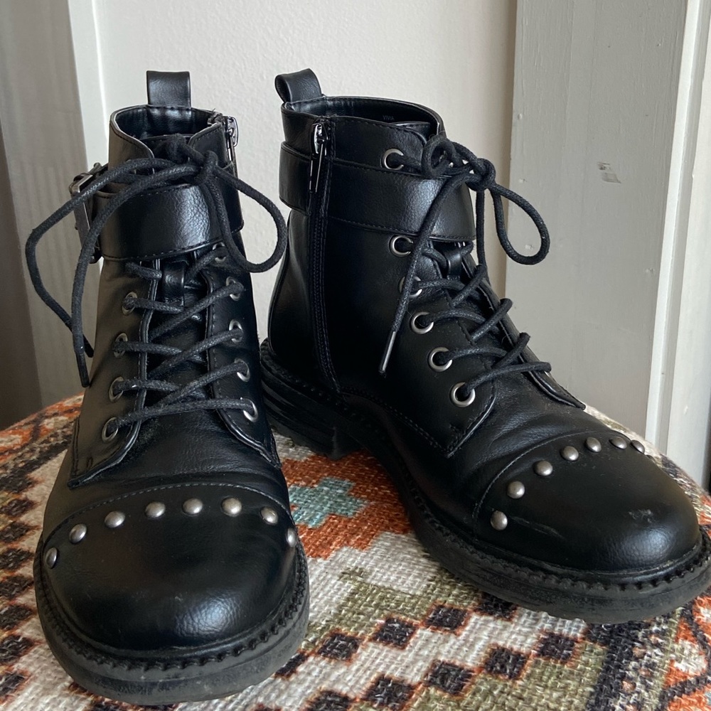 VIVIA Black combat boots w/ small metal detailing